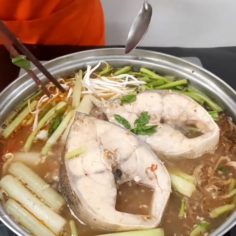 Món lẩu gầu bò thơm ngon nóng hổi, thịt gầu bò mềm béo hấp dẫn