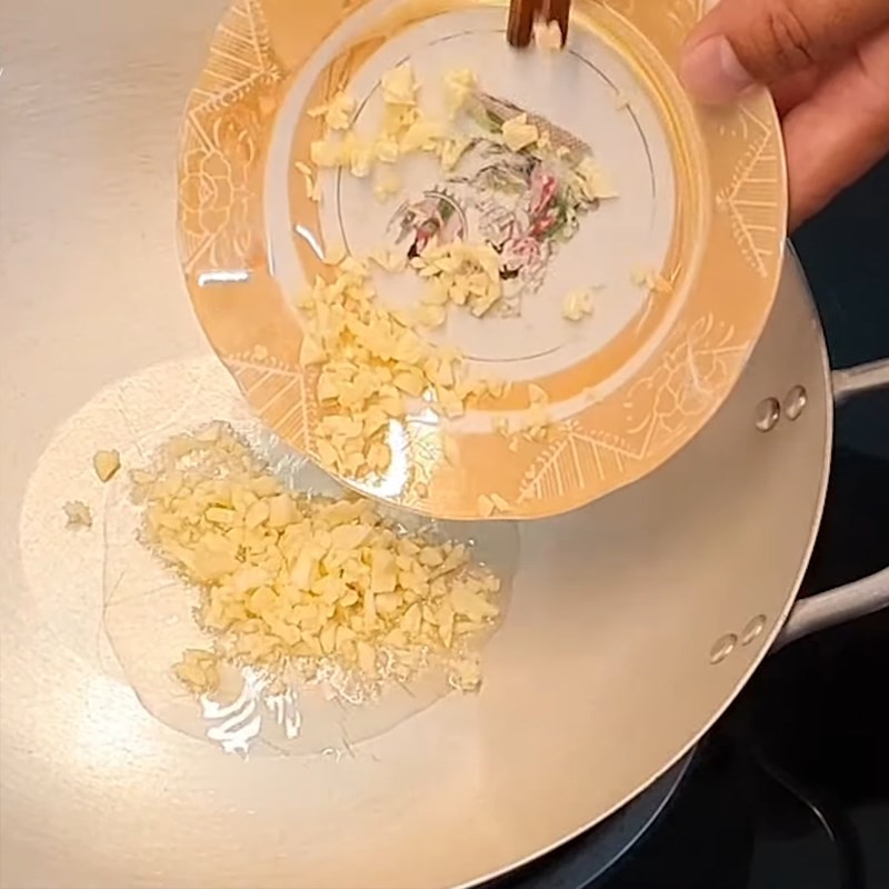 Phi thơm tỏi băm để nấu nước lẩu cá tra chua cay