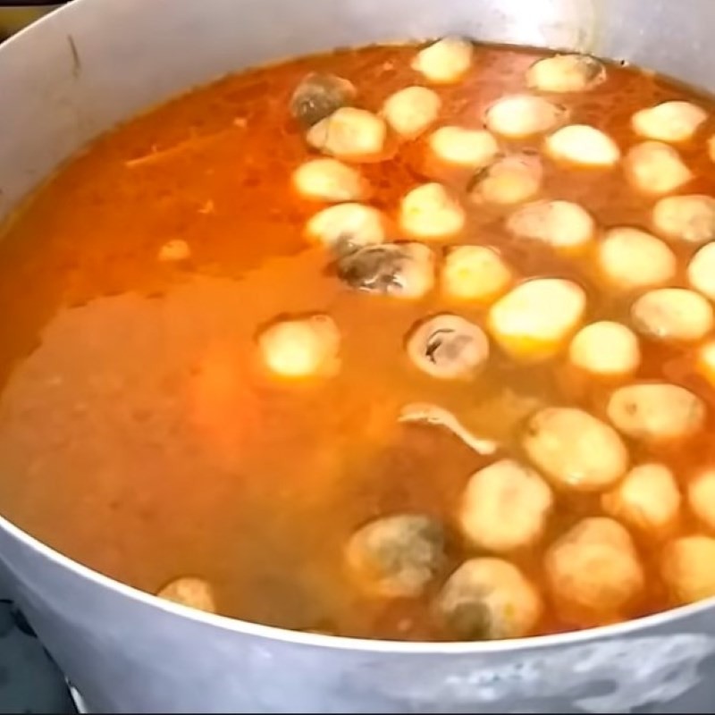 Cho nước lọc, nấm rơm vào