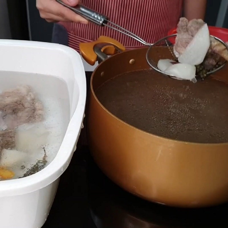 Nồi lẩu bao tử cá hầm tiêu xanh đang được hoàn thiện