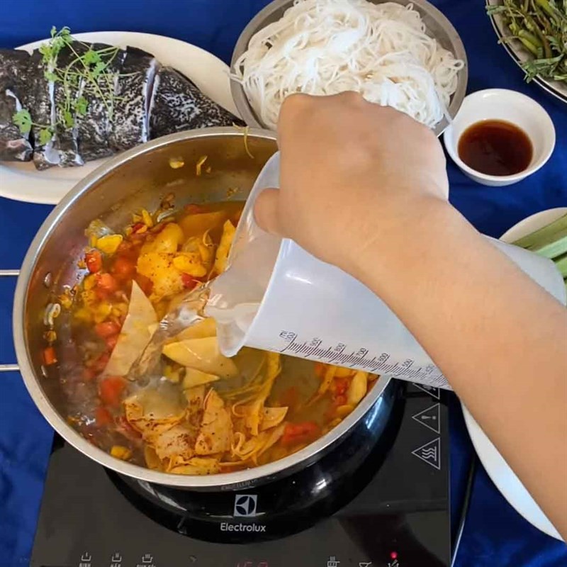 Quá trình nấu lẩu lòng bò thơm dứa trên bếp, đảm bảo lòng bò mềm ngon