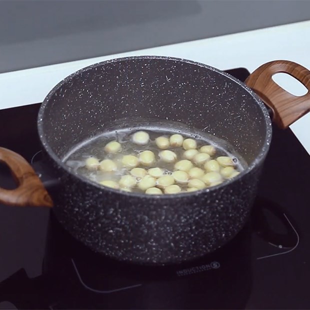 Bước 2 Nấu mềm hạt sen Chè sen dừa