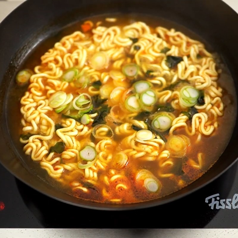 Thêm hành baro vào mì sau khi nấu, tạo hương thơm đặc trưng