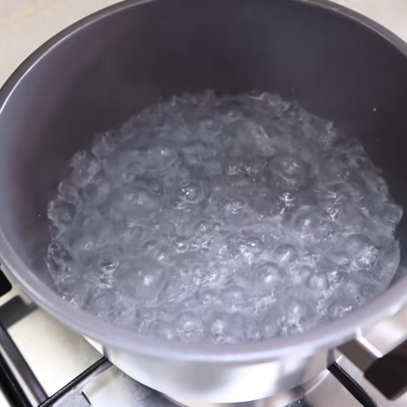 Luộc mì và trộn sốt cay Samyang trứng