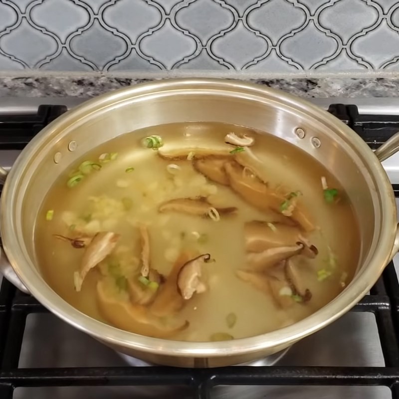 Phi thơm hành tỏi trước khi cho nước và nấm vào nấu mì