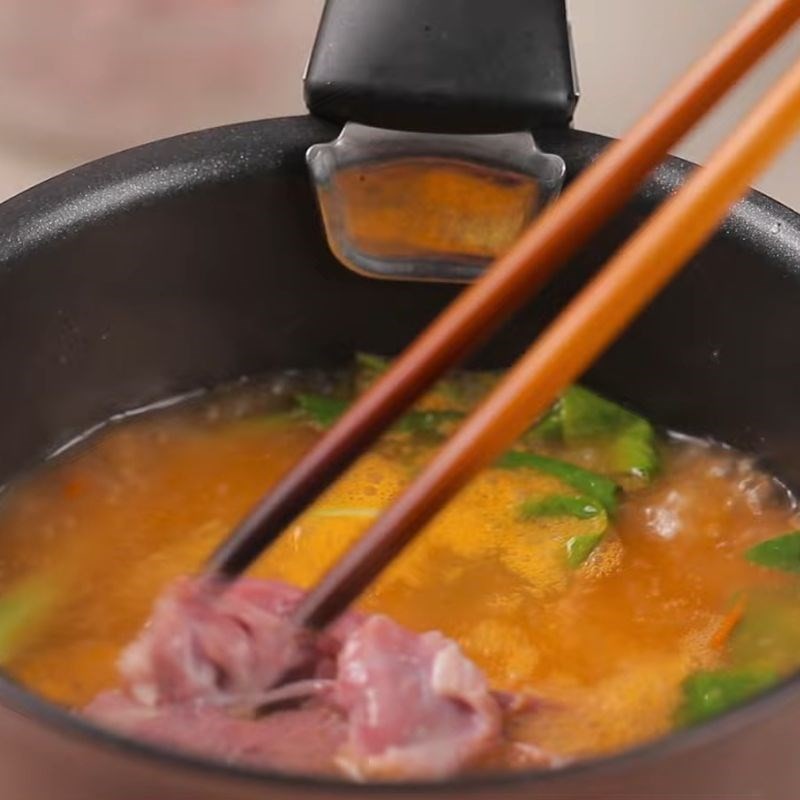 Trụng mì gói và chuẩn bị các topping