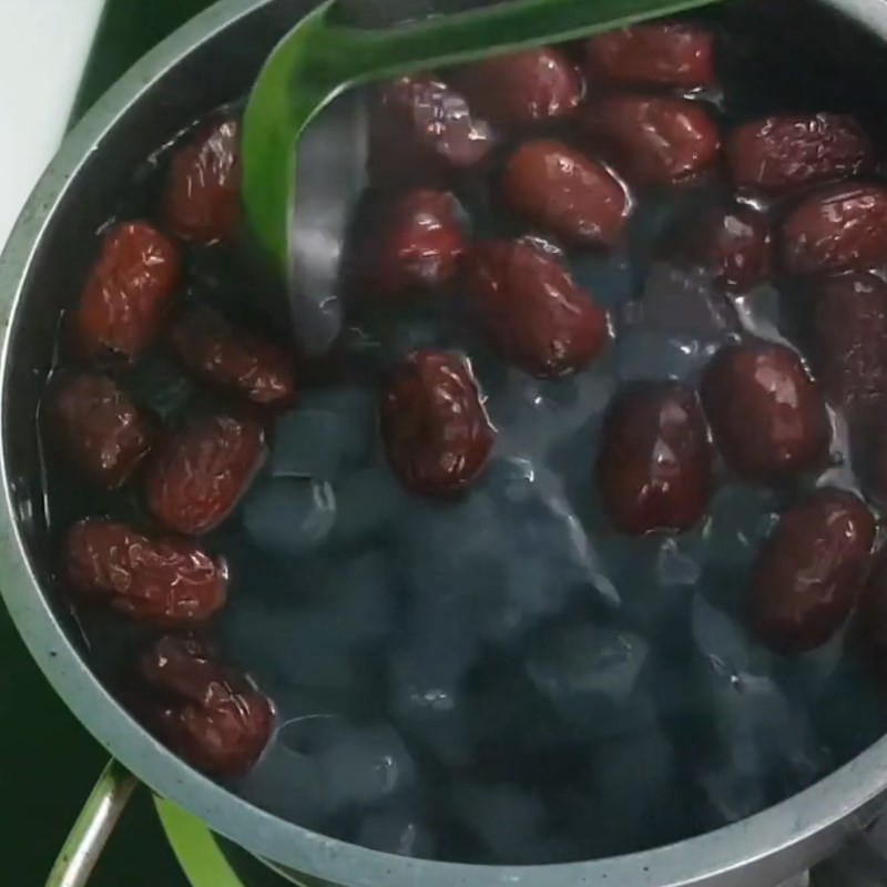 Nấu hạt chia đường phèn với táo đỏ và nha đam