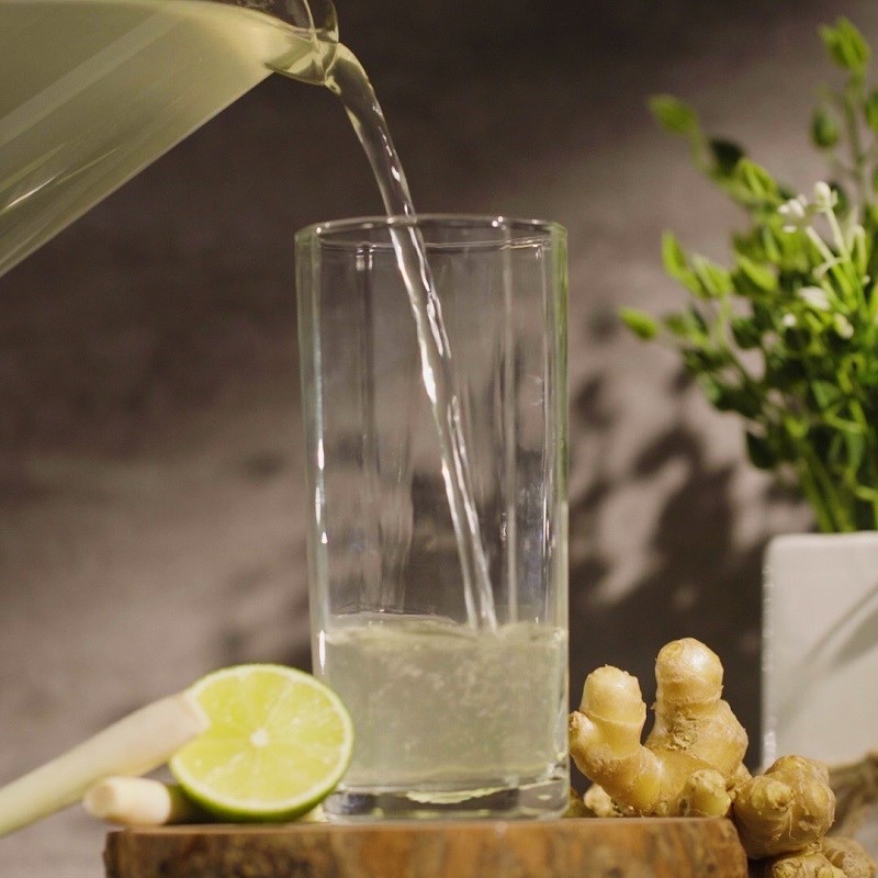 Thêm nước cốt chanh vào hỗn hợp gừng sả đã nguội
