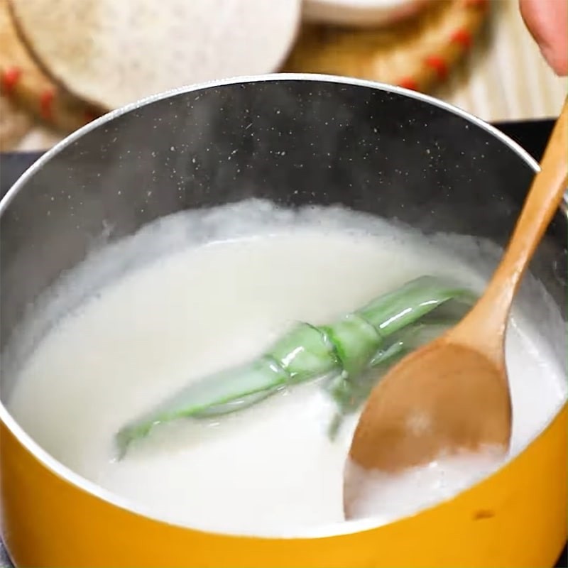 Nồi nước cốt dừa đã sánh mịn và thơm lừng mùi lá dứa, sẵn sàng rưới lên từng chén chè khoai môn lá dứa hấp dẫn.