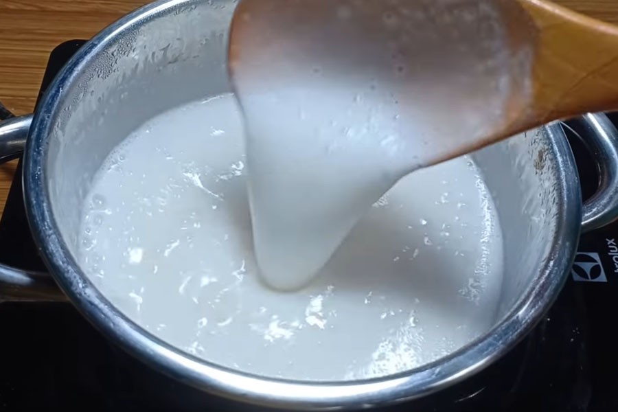 Nấu nước cốt dừa sánh mịn, béo ngậy với đường và bột năng làm tăng hương vị đặc trưng cho chè thạch xanh.