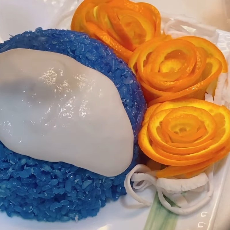 Trang trí xôi hoa đậu biếc cốt dừa đẹp mắt với vỏ cam và dừa tươi