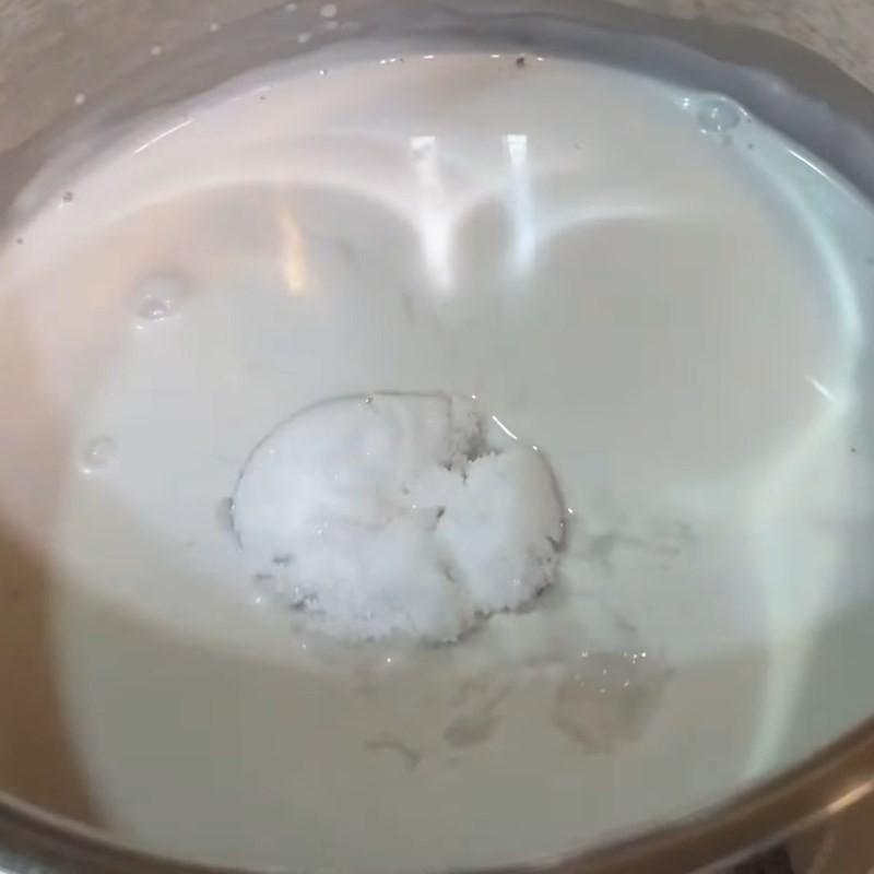 Khuấy đều nước cốt dừa với bột năng để tạo độ sệt cho sốt xôi