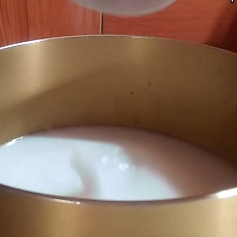 Khuấy đều nước cốt dừa với bột năng