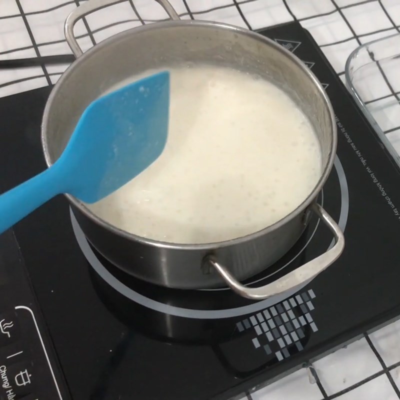 Khuấy đều hỗn hợp nước cốt dừa và sữa đặc