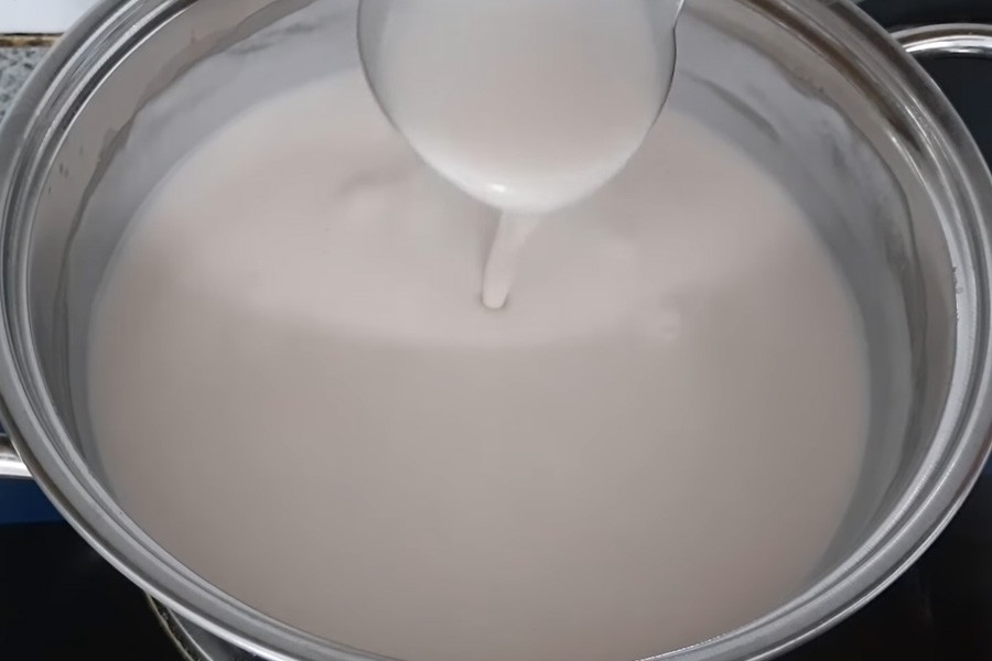 Nồi nước cốt dừa sánh mịn chuẩn bị cho món bánh canh ngọt