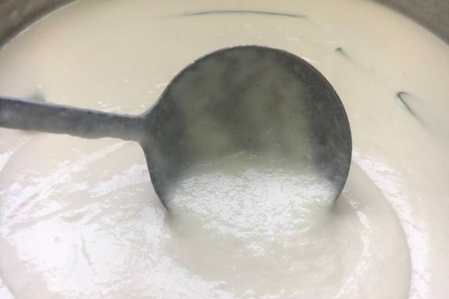 Nấu nước cốt dừa béo thơm cho chè thập cẩm miền Nam, theo cách nấu chè đơn giản tại nhà