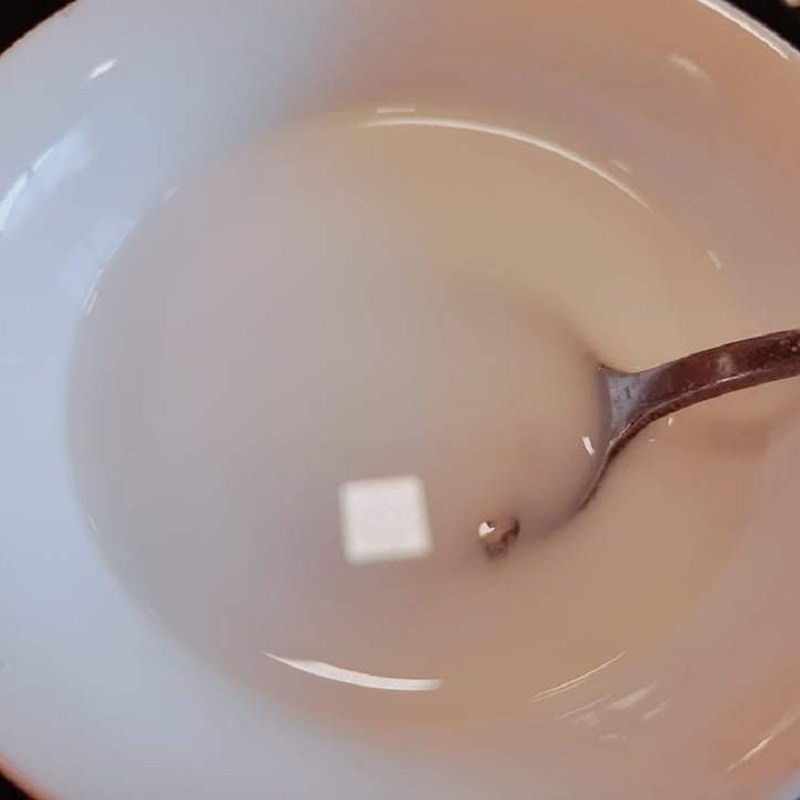 Nồi nước cốt dừa đang được đun sánh, chuẩn bị cho món chè đậu xanh hạt sen
