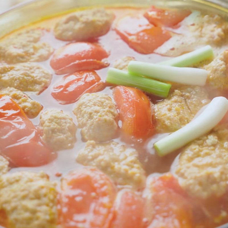 Xào chả bò với gia vị trong nồi để chả thấm đều và thơm ngon hơn
