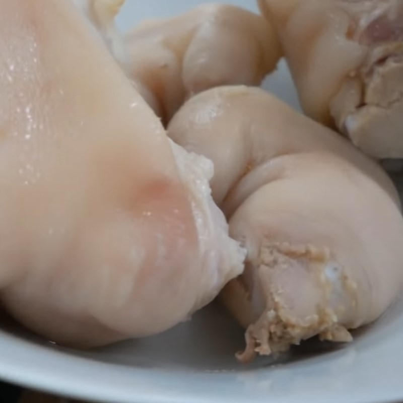 Hòa tan mắm ruốc với nước rồi lọc qua rây để loại bỏ cặn bã cho nước dùng bún nạm bò
