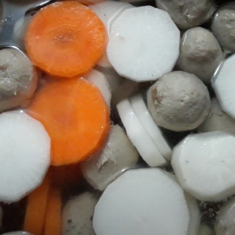 Thêm cà rốt và củ cải trắng vào nước dùng bánh canh bò viên