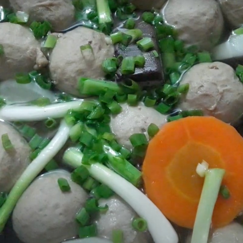 Nêm nếm và hoàn thiện nước dùng bánh canh bò viên