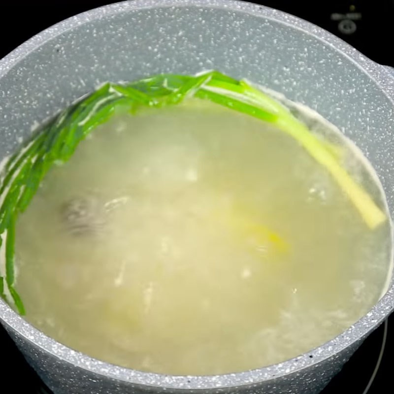 Nấu nước hầm xương với gừng và hành lá