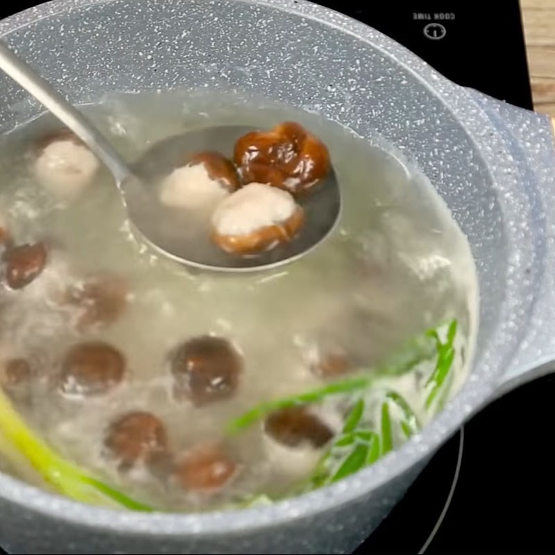 Cho mọc vào nồi nước dùng
