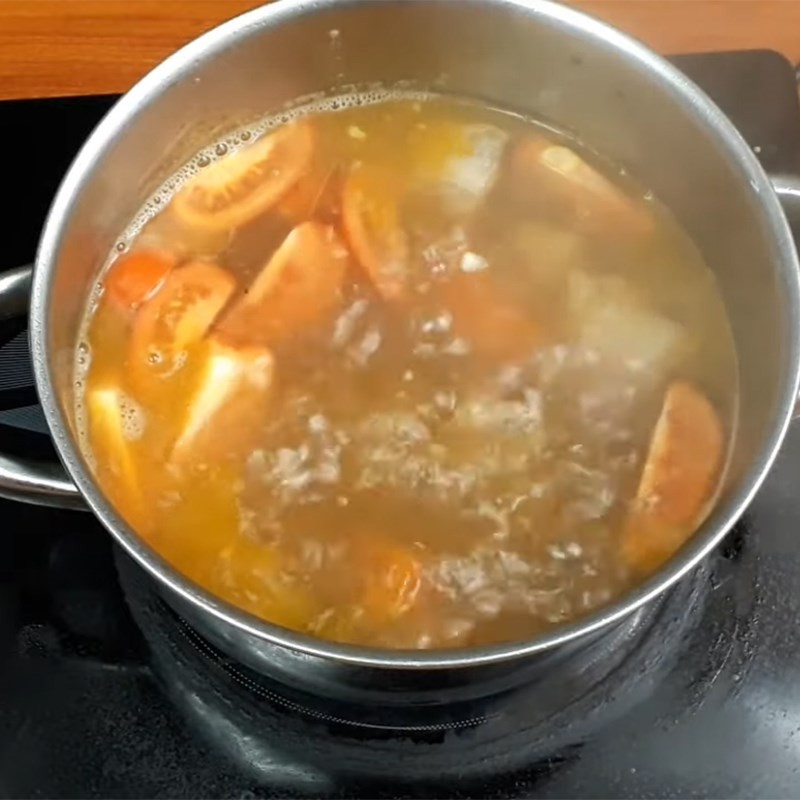 Sấu và sườn đang hầm trong nồi nước dùng thơm ngon