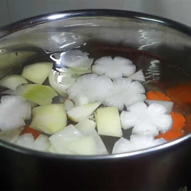 Nấu nước dùng bún nấm chay từ nước dừa tươi và rau củ
