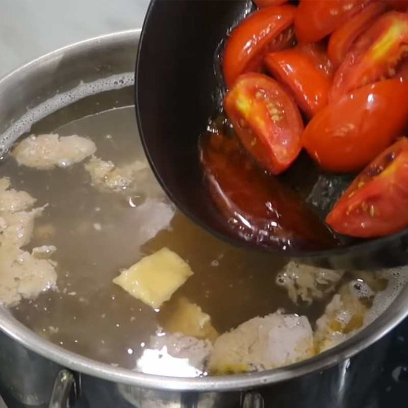 Nấm bạch tuyết được thêm vào nồi nước dùng bún chả cá chay để tăng vị ngọt