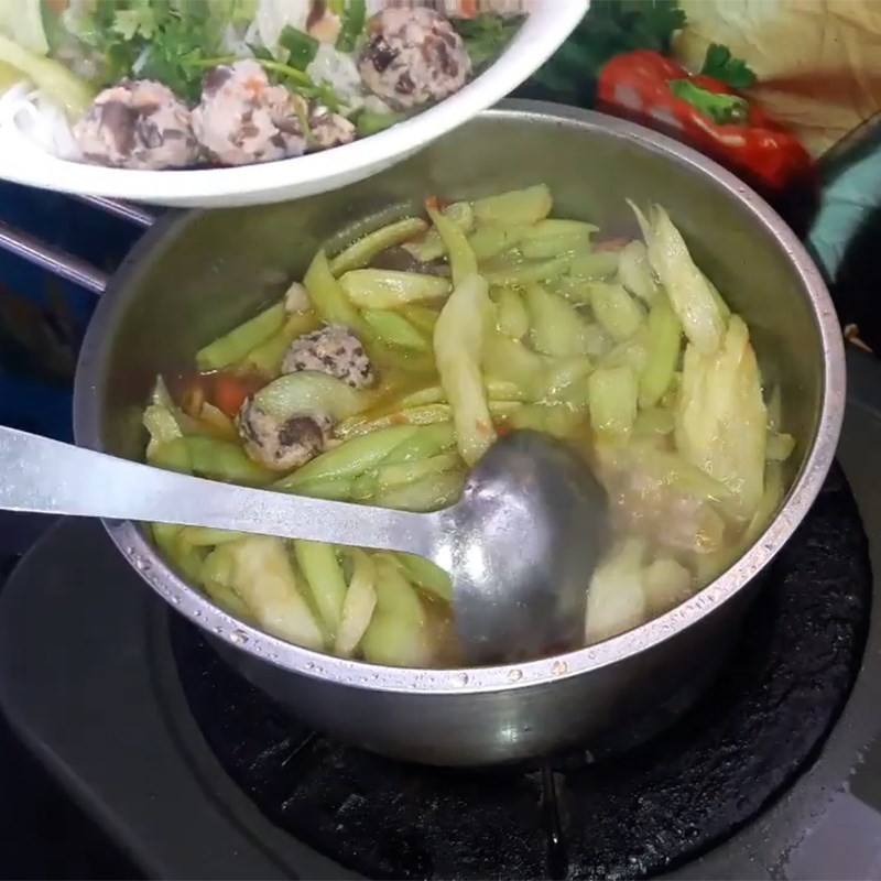 Nêm nếm gia vị và chuẩn bị nước dùng thơm ngon cho món bún mọc dọc mùng