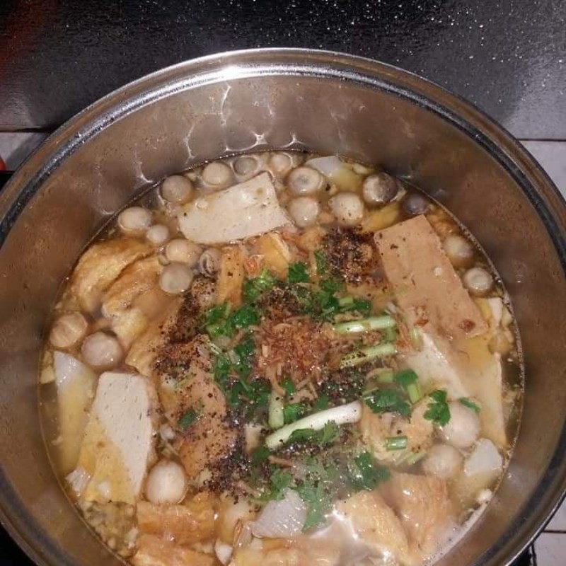 Đổ đậu hũ và chả quế chay vào nồi nước dùng thơm lừng