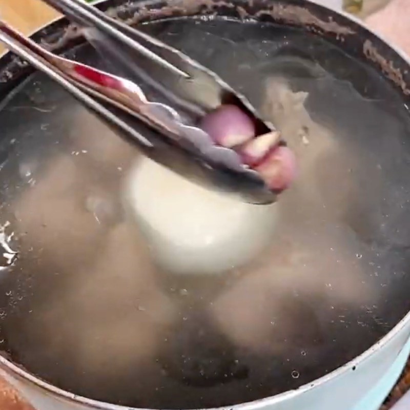 Xào cà chua và dứa với hành phi thơm để tạo nền cho nước dùng bún chả cá chay