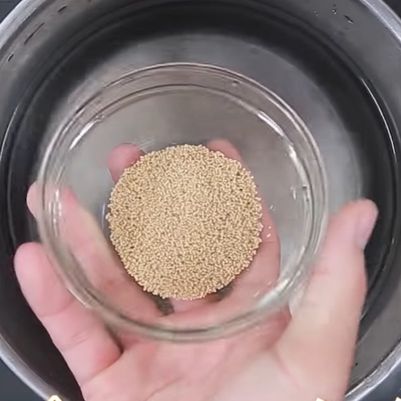 Nước dùng dashi đang sôi với bột nêm tảo bẹ
