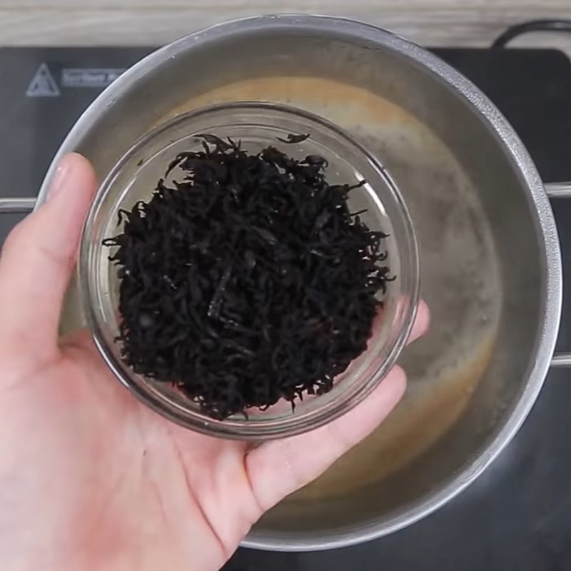 Rong biển đã ngâm được cho vào nồi nước dùng