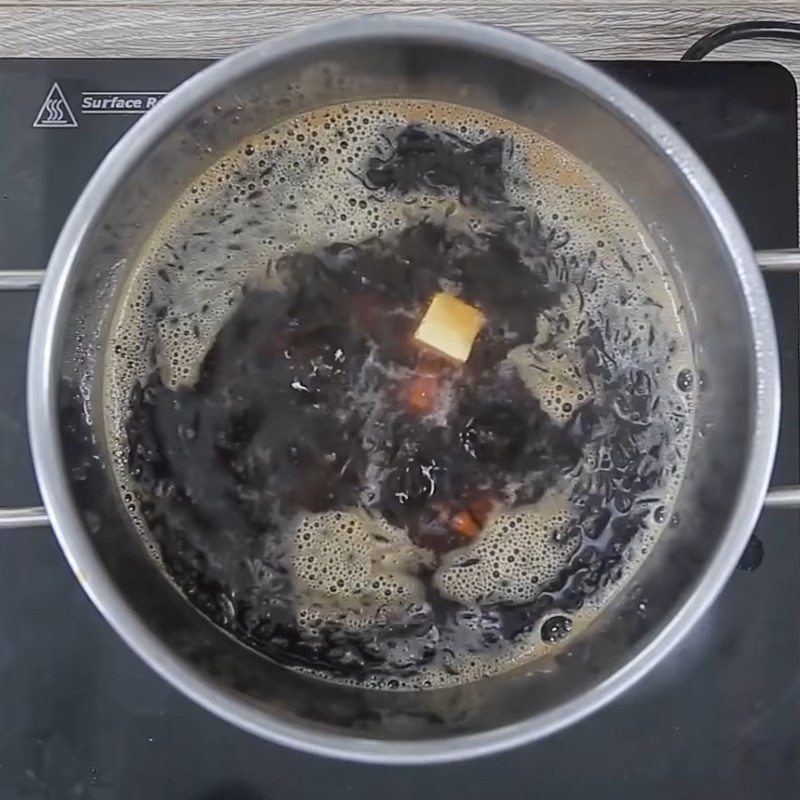 Nồi nước dùng dashi đang sôi với đầy đủ nguyên liệu