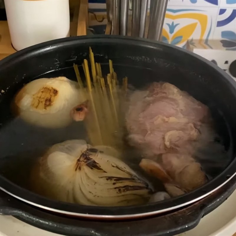 Bước 2 Nước dùng bò đang được hầm cho món bún chả cua