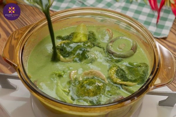 Nấu nước cốt dừa và bột cà ri Thái xanh để tạo nước dùng sánh mịn