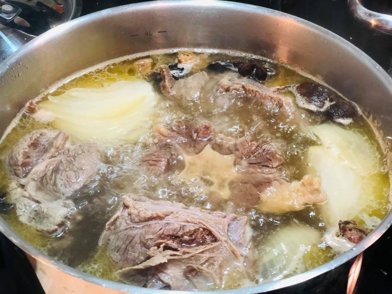 Khám phá cách nấu nước dùng bún từ xương bò trong veo, đậm đà