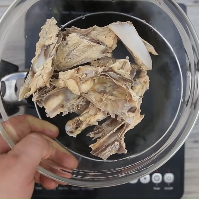 Xương gà đã được làm sạch trước khi ninh