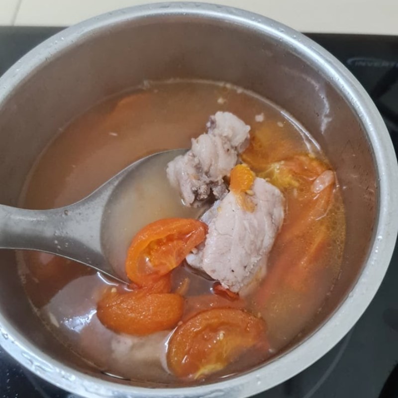 Ninh sườn non trong nước dùng bún ốc sườn ngọt thanh