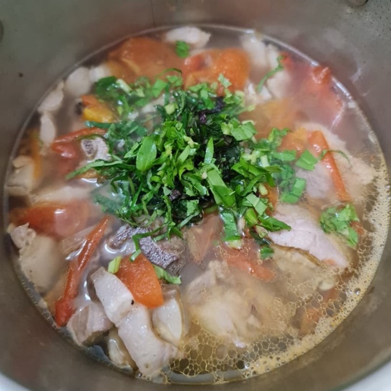 Đun sôi nước dùng bún ốc sườn với đậu hũ và tóp mỡ