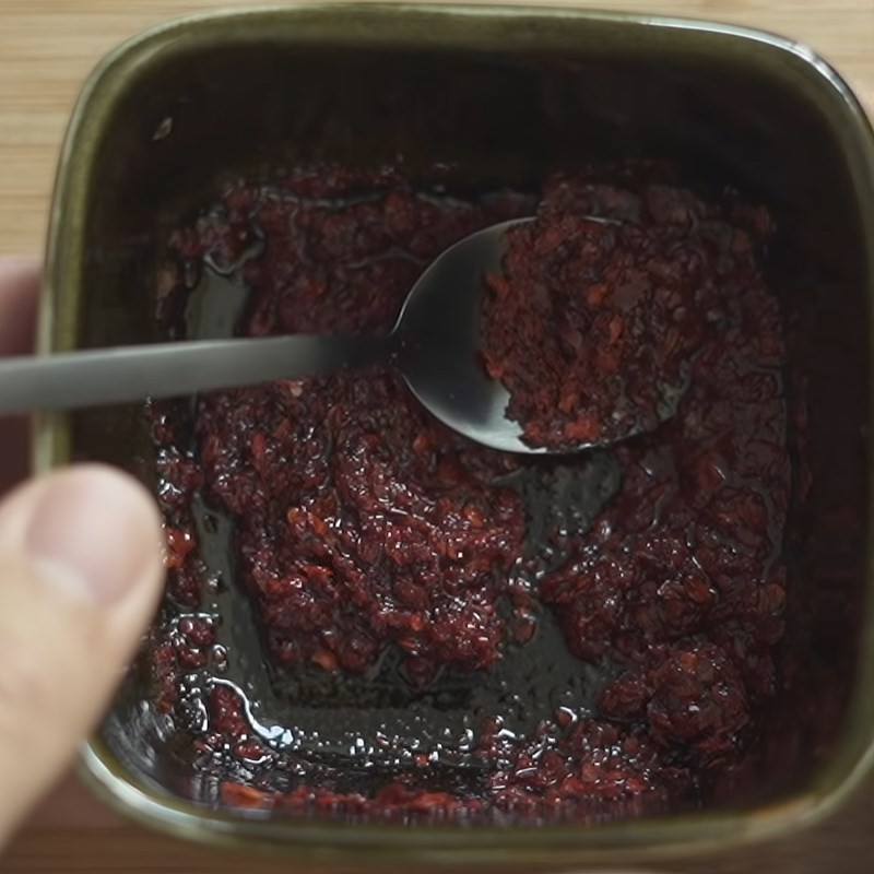 Pha trộn ớt bột Hàn Quốc và dầu mè tạo sốt cay chuẩn bị cho món canh