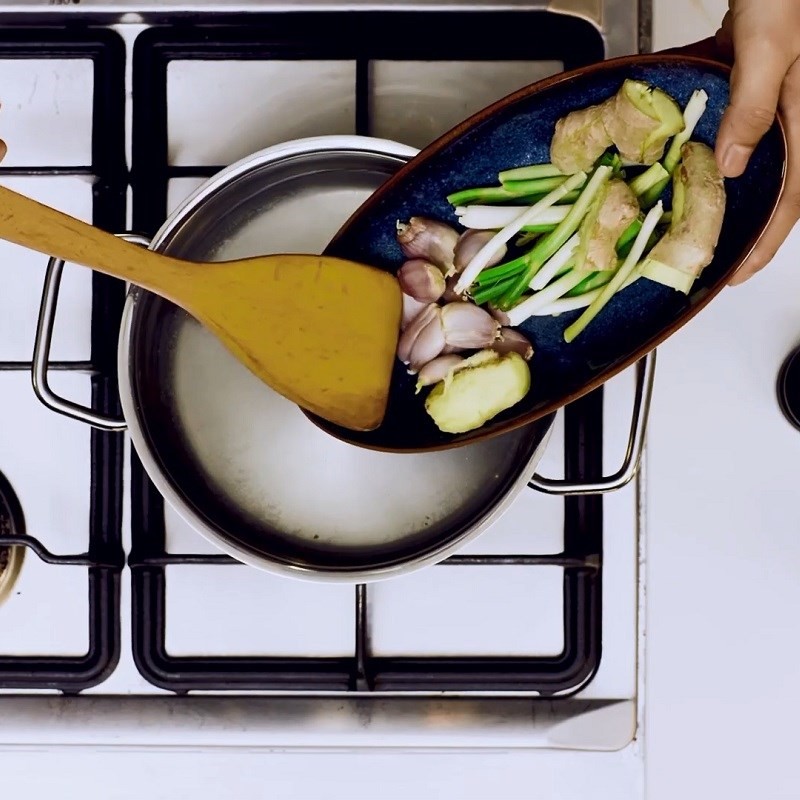 Nồi nước dùng huyết bò đang sôi để chuẩn bị miến bò ngon