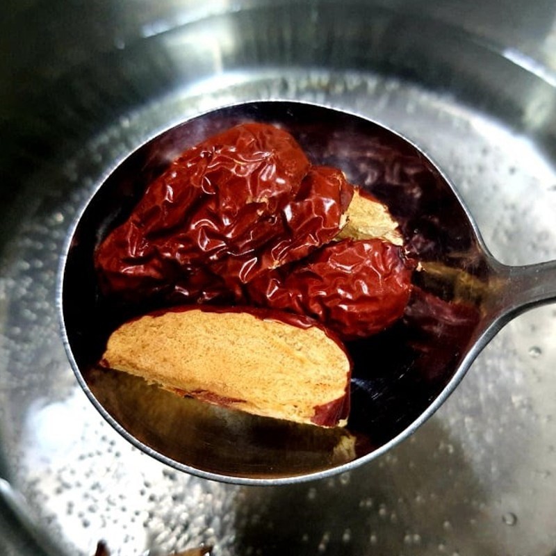 Nấu sôi nước với quế, táo đỏ, đường tạo hương vị đặc trưng
