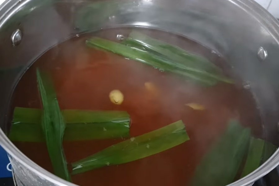Nồi nước đường thốt nốt đang sôi để nấu bánh canh ngọt