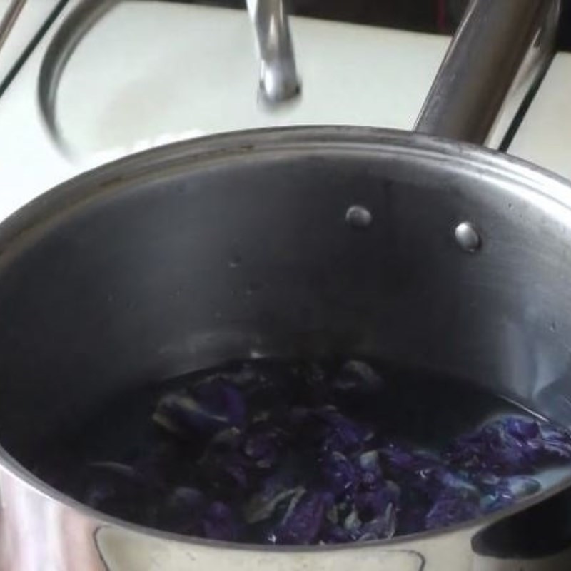 Đun sôi hoa đậu biếc khô để lấy nước màu tự nhiên cho xôi lá dứa