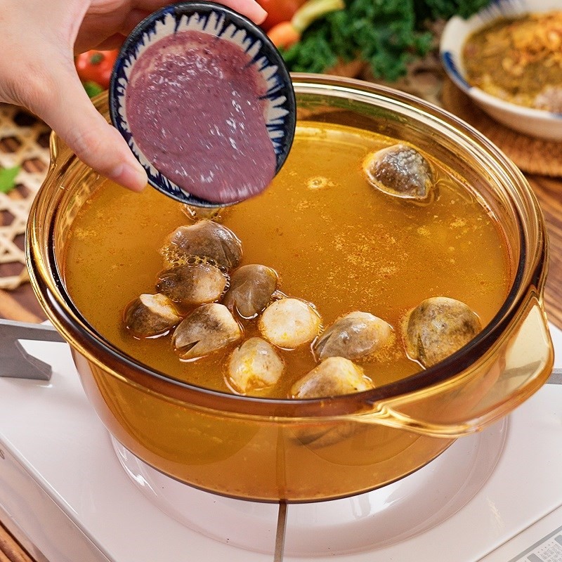 Nêm nếm gia vị cho nồi lẩu riêu cua bắp bò