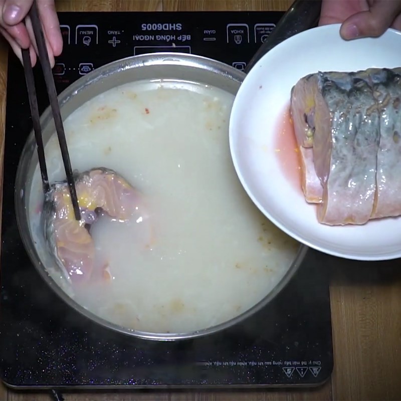 Lọc nước cốt mẻ qua rây, chuẩn bị cho nước lẩu chua thanh