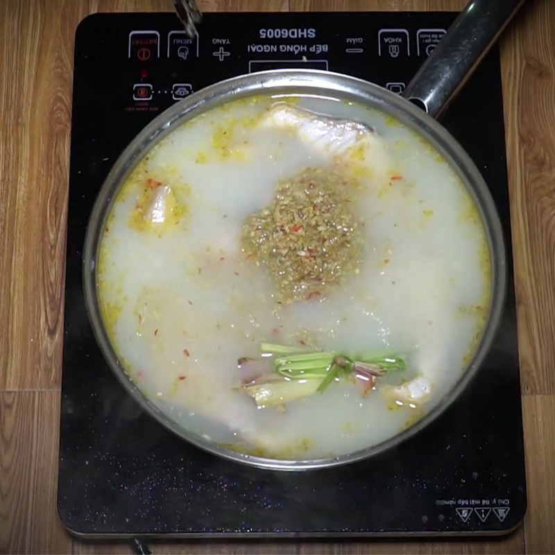 Cho cá tầm vào nồi lẩu đang sôi để nấu chín